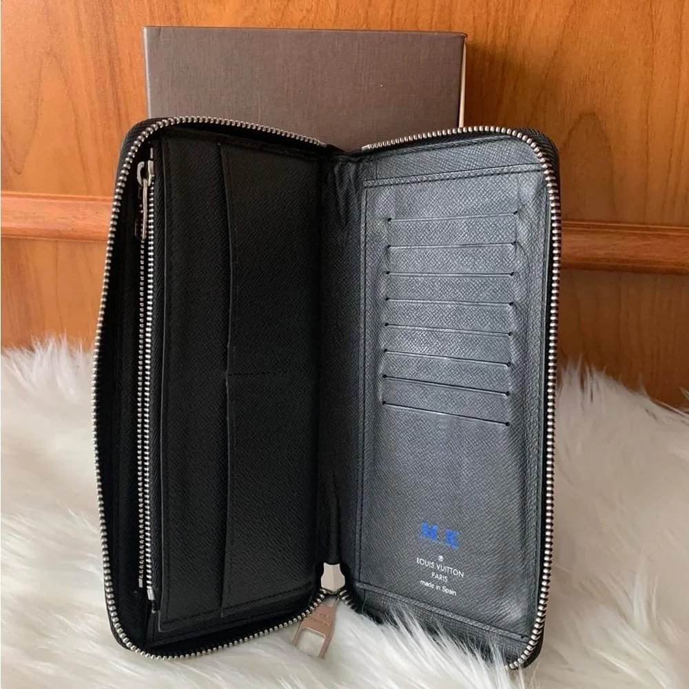 Sold🔔🔔🔔LV Taiga Long Zippy Wallet
Unisex❤️💗 - Picture 12 of 16